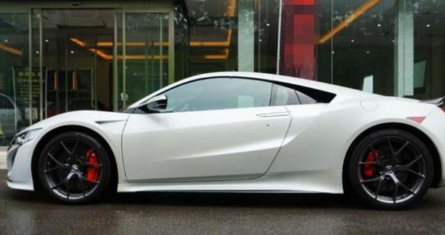 原来这是讴歌nsx,人家是名副其实的神车.