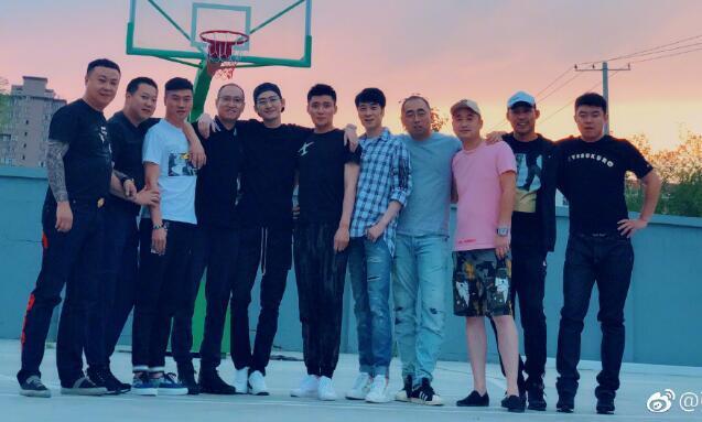 张翰和同学聚会合影,路人和明星的对比太残酷了_凤凰网时尚_凤凰网