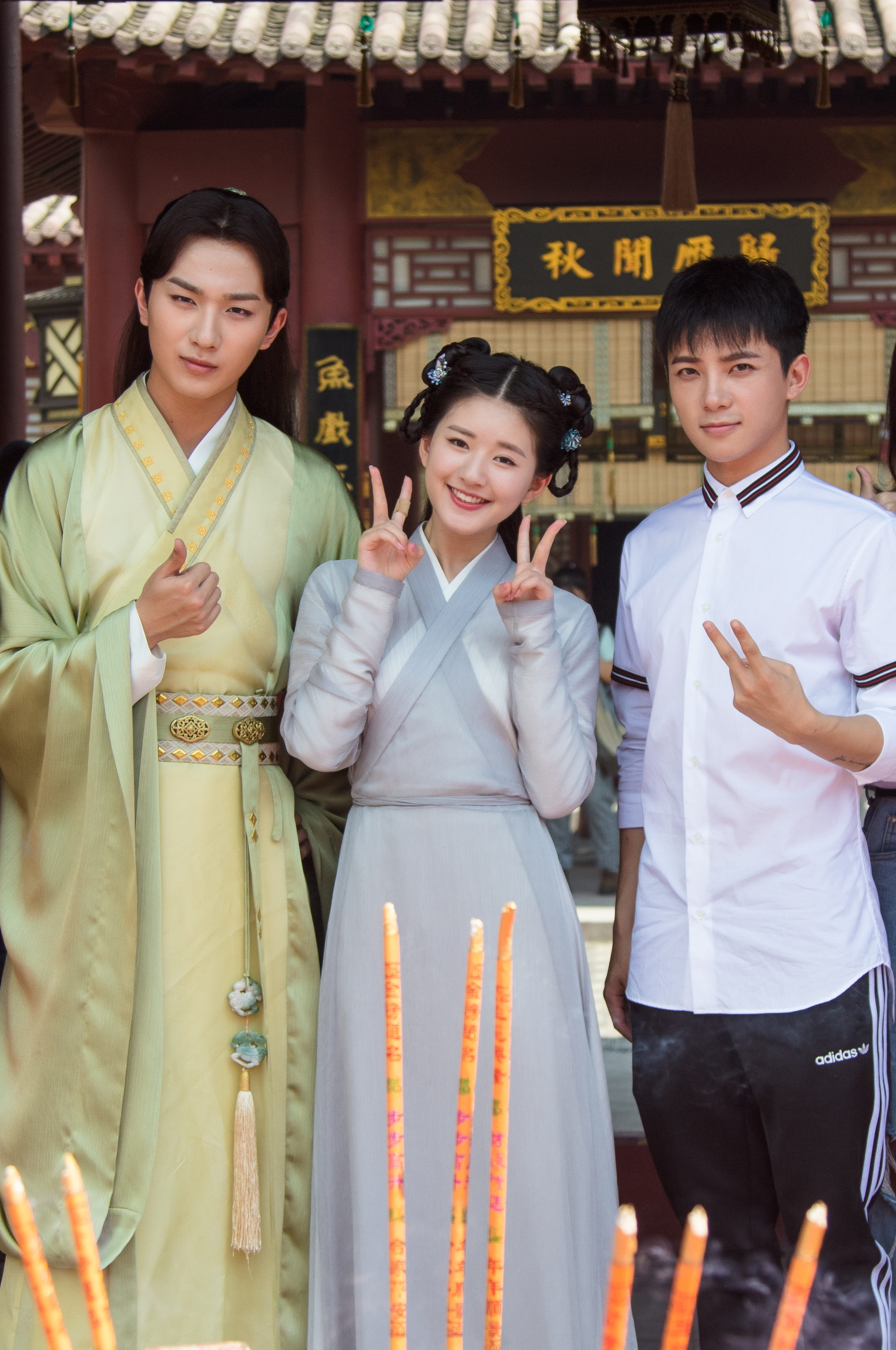 《天雷一部之春花秋月》开机 李宏毅赵露思吴俊余主演_凤凰网娱乐