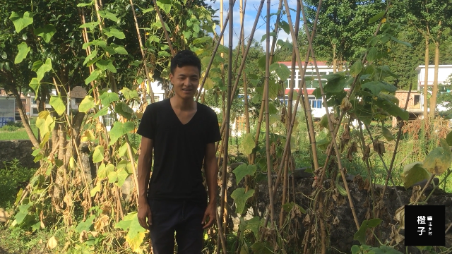 农村干活面朝黄土大夏天汗流浃背农村小伙最后说的一句太真诚