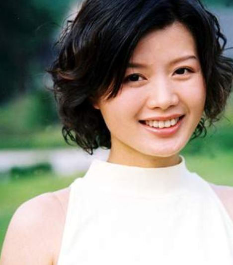 因主演电视剧《与狼共舞》中"梁海棠"一角为人所熟知