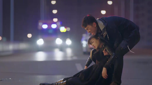 雷佳音冒死救出出车祸的袁姗姗自己却默默离开网友真汉子