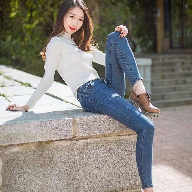 紧身牛仔裤修身显瘦突显出美女的时髦洋气,穿出清新凉爽的感觉