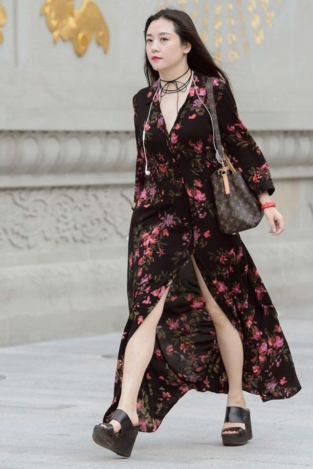 街拍:图2辣妈风韵犹存,图3少妇前凸后翘,路上的男人都看呆了