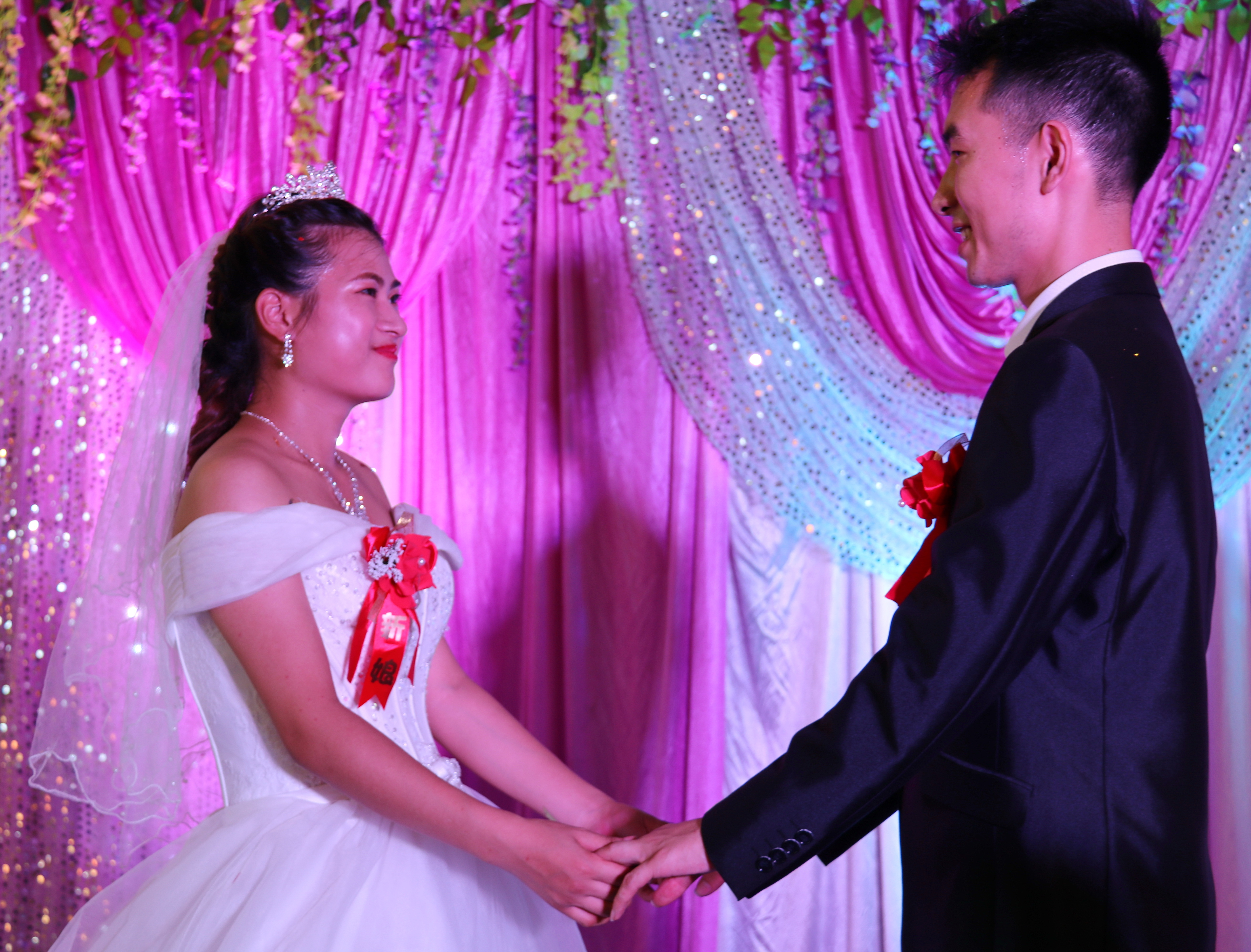 湖南90后新人到景区举办婚宴,个性婚礼受追捧!