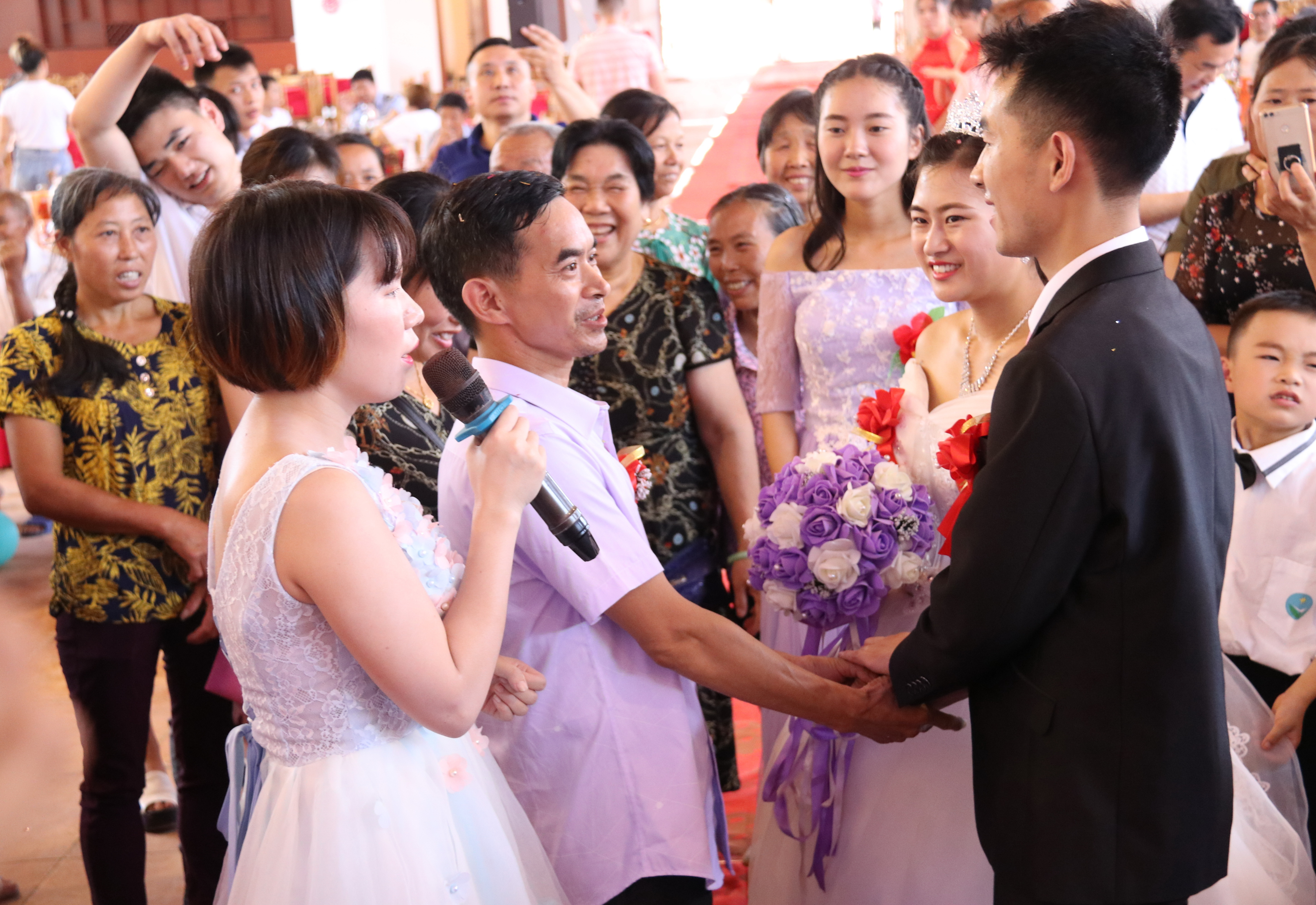 湖南90后新人到景区举办婚宴,个性婚礼受追捧!