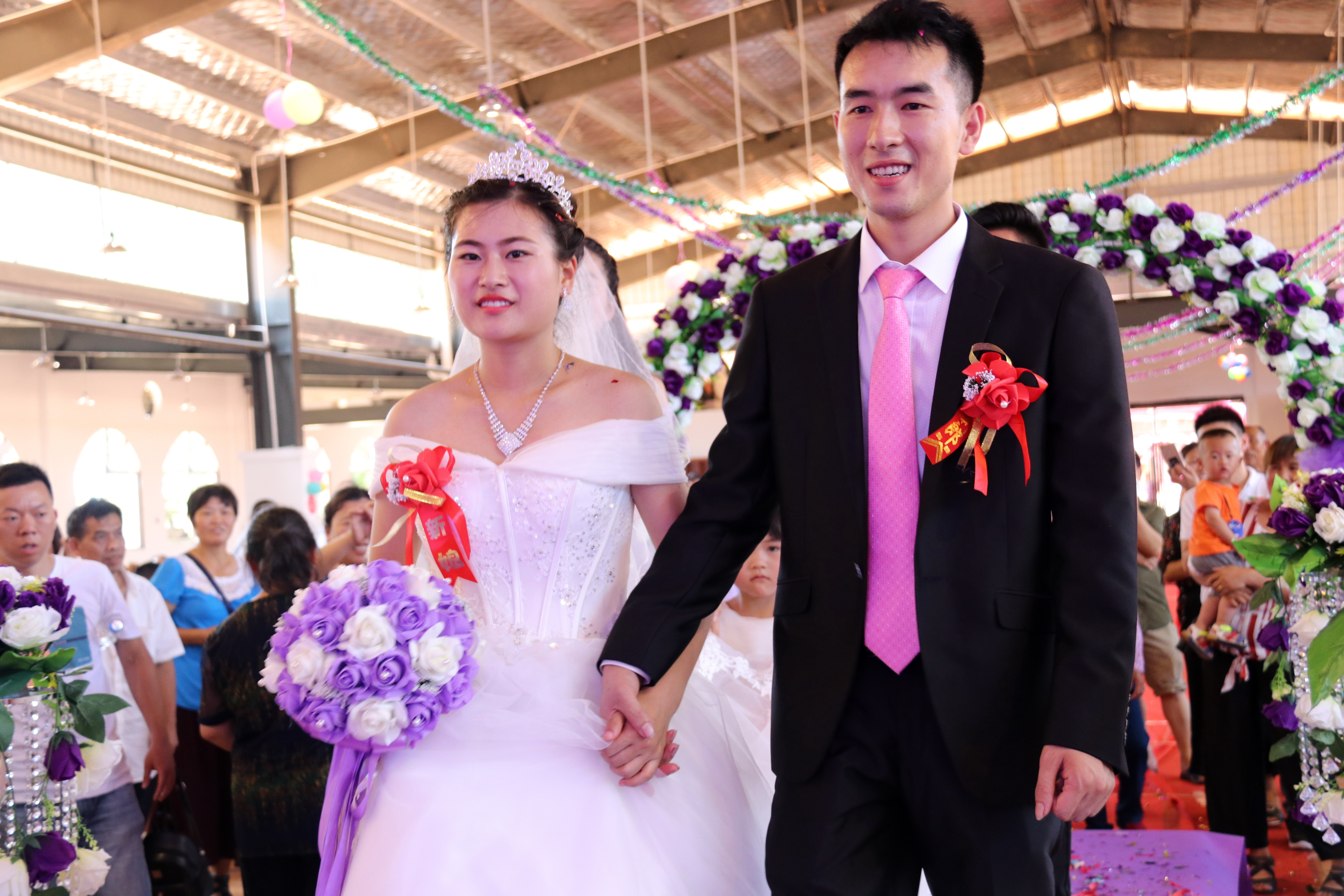 湖南90后新人到景区举办婚宴,个性婚礼受追捧!