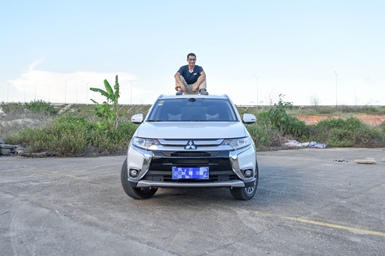 而言,欧蓝德是不离不弃的"老铁",是工作伙伴,家庭成员;对于凌志勇而言