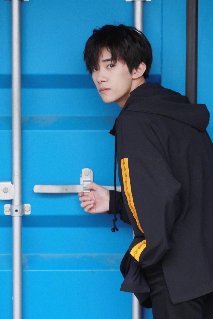 黑衣少年-易烊千玺