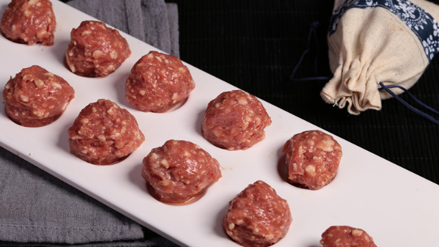 领鲜潮牛手切鲜牛肉火锅丨会爆汁的手打鲜牛肉丸_凤凰网视频_凤凰网