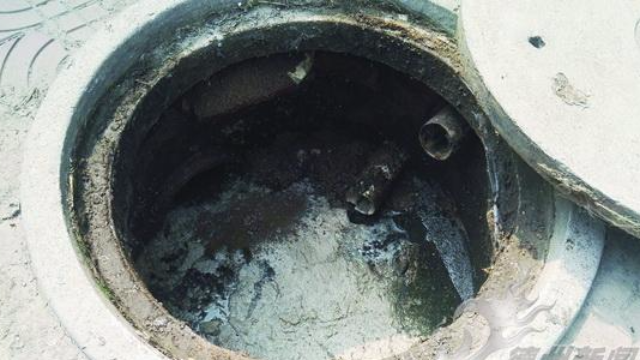 实拍下水道里水漫出来太可怕了