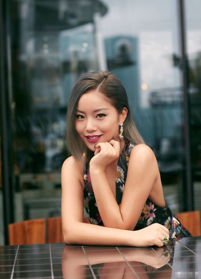 王菊最新写真露香肩配红唇 gai王菊秦奋毛不易同框_凤凰网娱乐_凤凰网