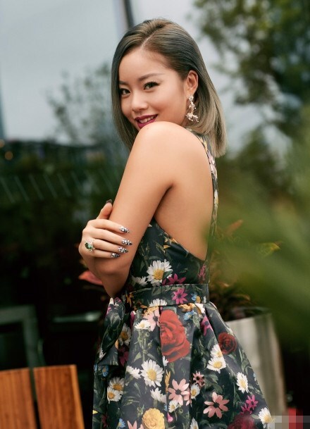 王菊最新写真露香肩配红唇 gai王菊秦奋毛不易同框_凤凰网娱乐_凤凰网