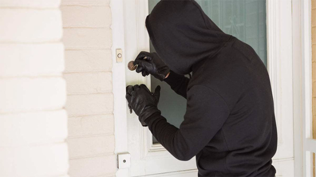 业主将小偷照片贴门口 专家竟说:小心小偷告你