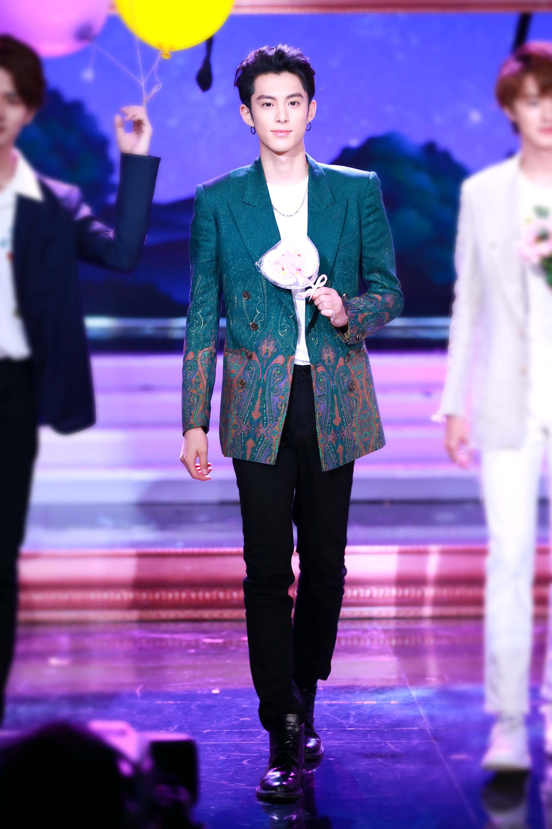 天天向上新f4赚足期待流星花园今夜2200准时开播