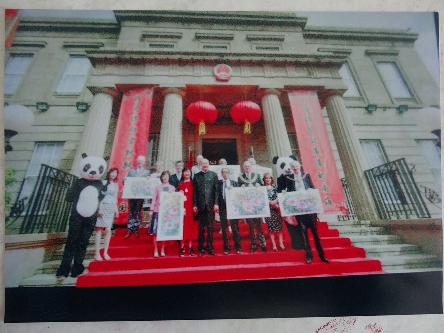 艺术家杨希雪支持曼城总领館一带一路开放日活动及接受总领事孙大立博士颁奨现场记录__凤凰网