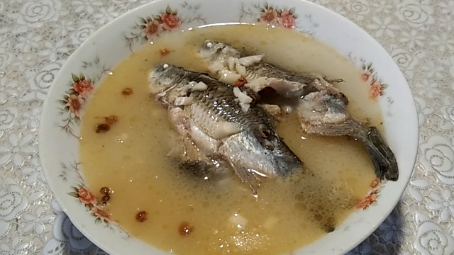 鯽魚湯的正宗做法,湯白不腥有營養,做法簡單,一遍就能做成功