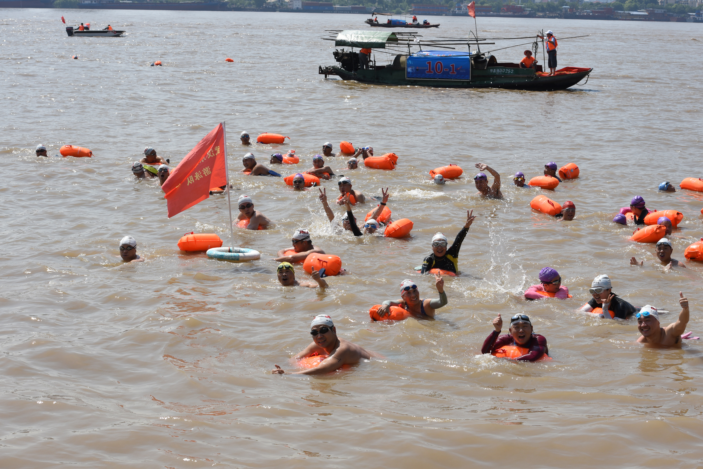打开凤凰新闻,查看更多高清图片7月16日上午,第44届渡江节活动在武汉