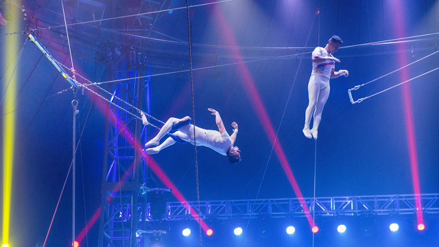 俄罗斯马戏团在长白山表演空中飞人现场发生意外观众大呼过瘾