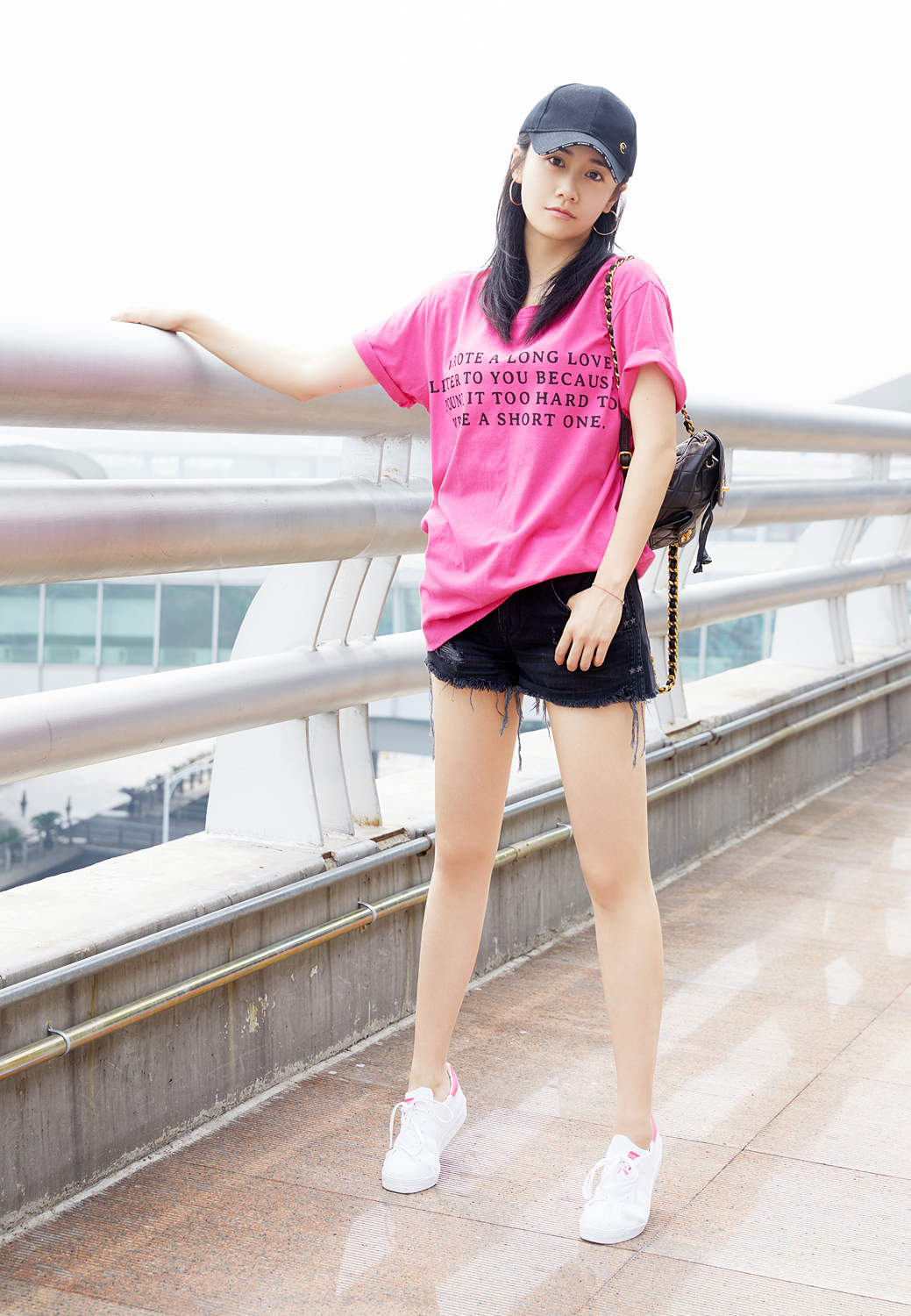 刘芸机场素颜似少女 穿着简单又时髦