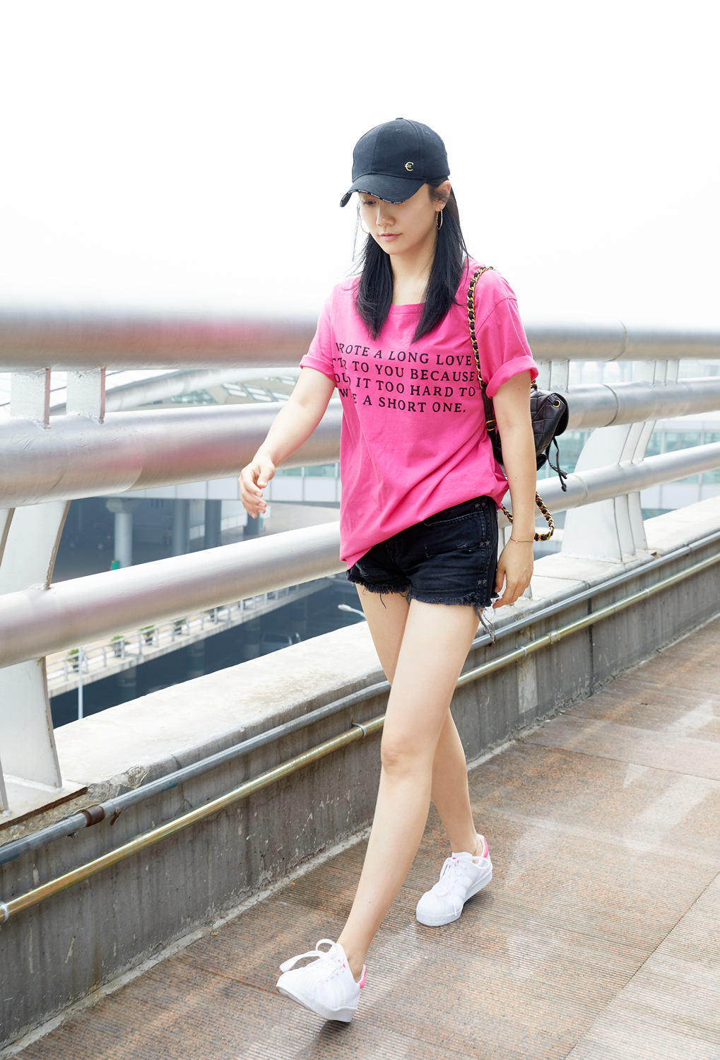 刘芸机场素颜似少女 穿着简单又时髦