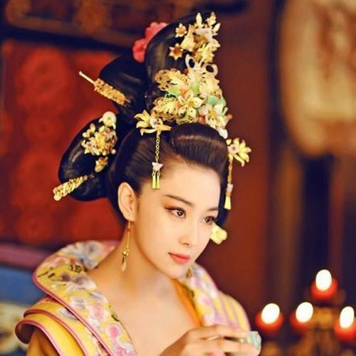 萧良娣最初生下女儿义阳公主李下玉,646年萧良娣生下一子许王李素节