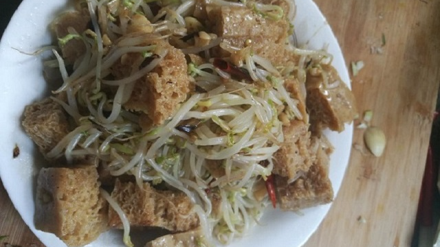 夏季必备爽口小菜豆芽炒面筋比肉都好吃你也尝尝