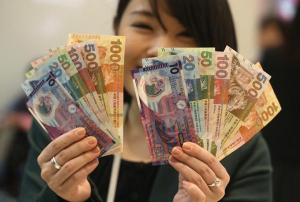 新钱来啦!香港公布2018版1000元港钞!人民币离“千元大钞”还有多远?__凤凰网