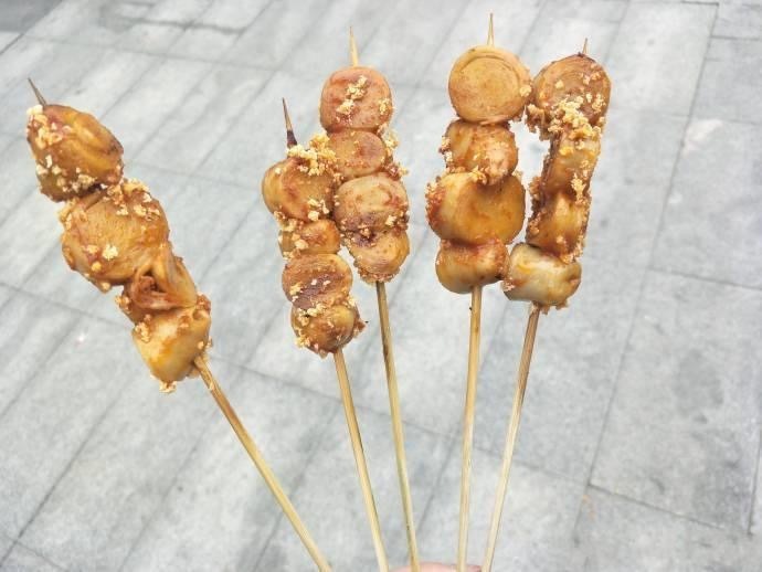 5万达广场二楼西西里小镇入口处酥搽,超大杯水果茶吸管下面是叉子吃边