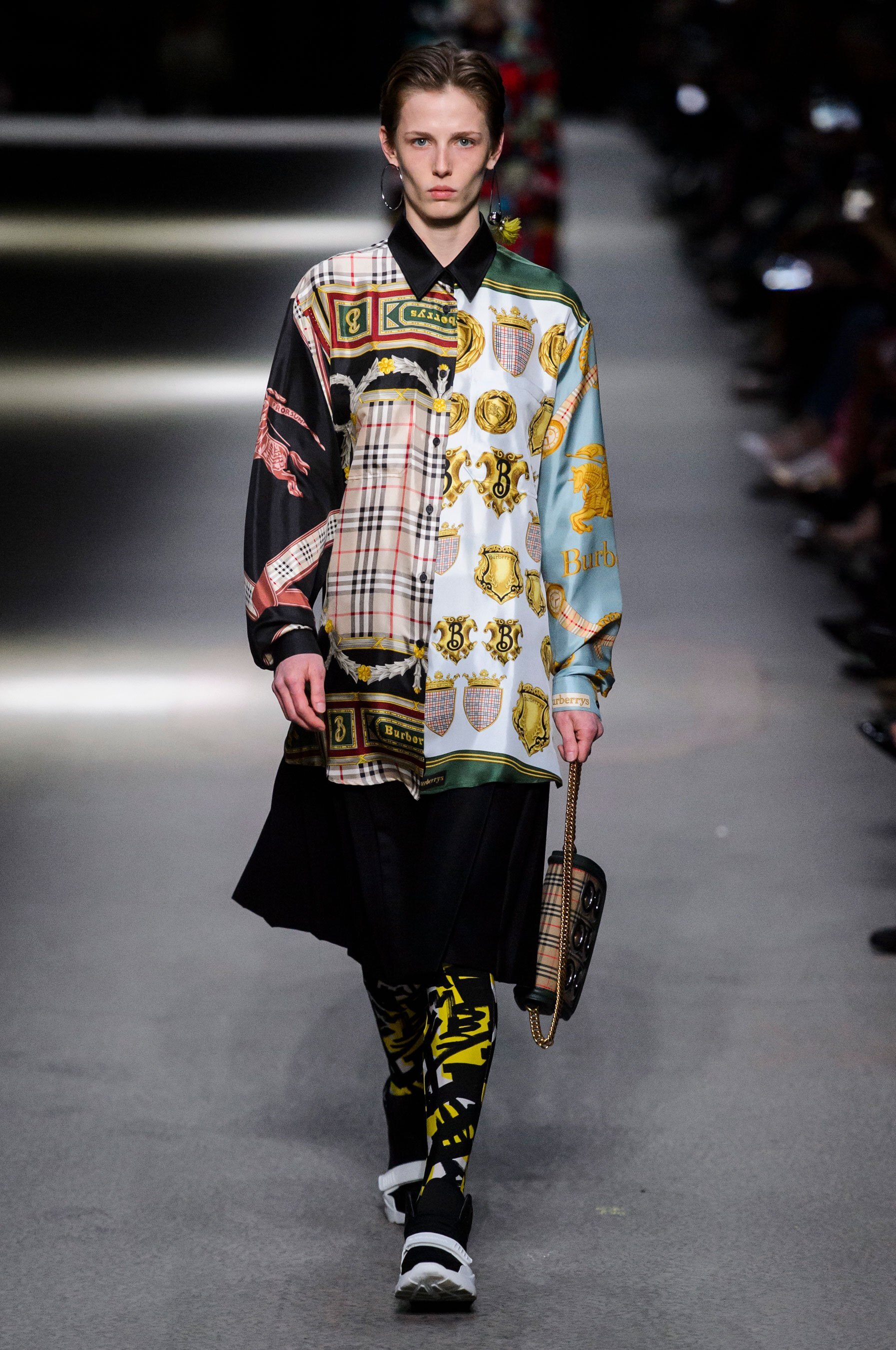 巴宝莉秋冬逆势归来:burberry 2018伦敦男女装发布会