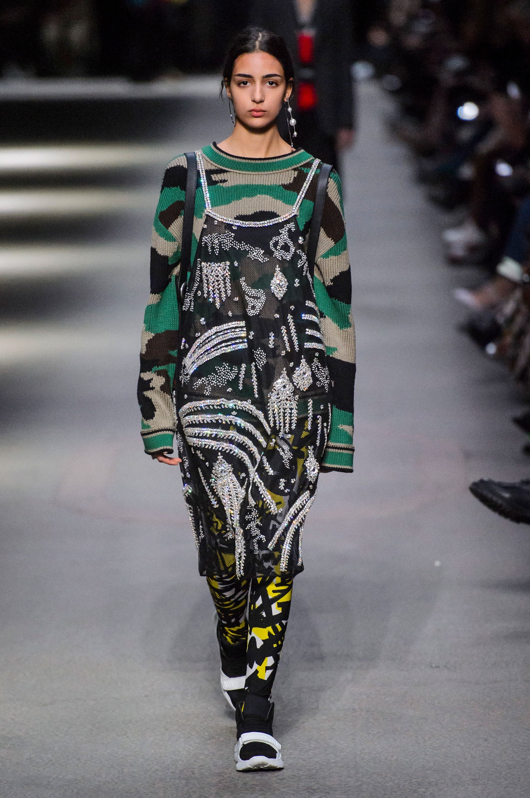 巴宝莉秋冬逆势归来:burberry 2018伦敦男女装发布会