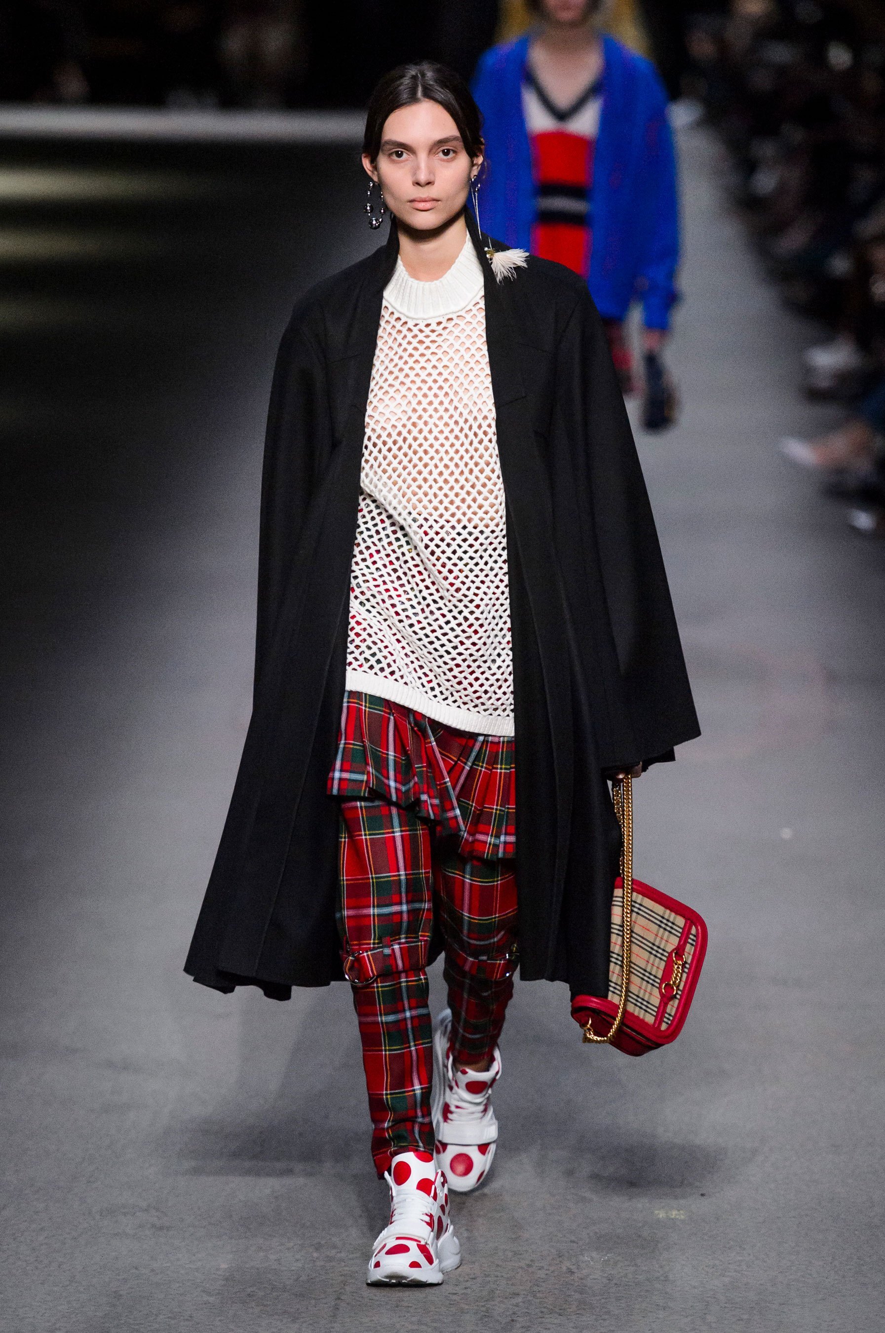 巴宝莉秋冬逆势归来:burberry 2018伦敦男女装发布会