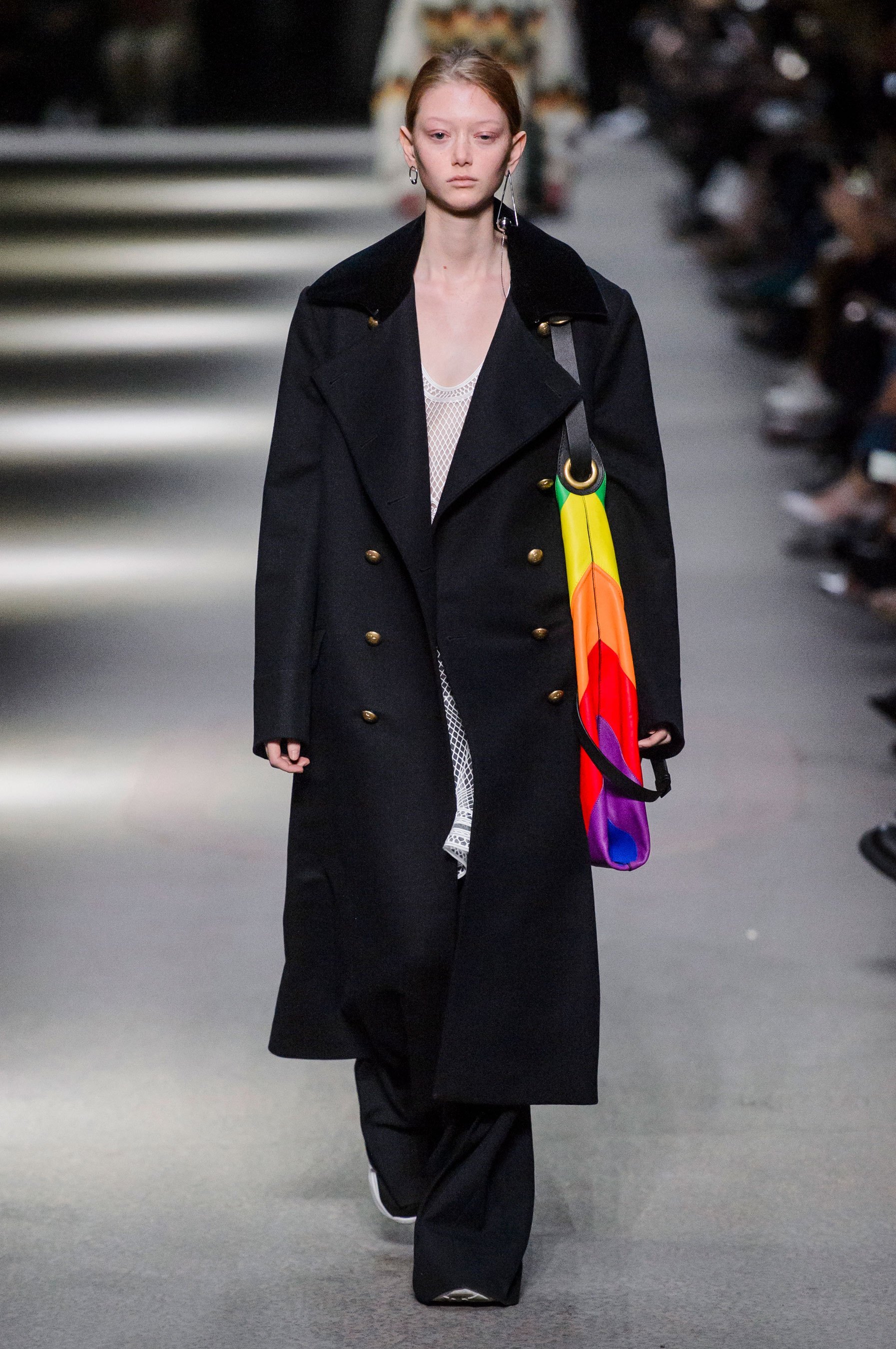 巴宝莉秋冬逆势归来:burberry 2018伦敦男女装发布会