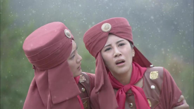 西凉国凌霄将军护送贡品公主代战和丽娜假扮士兵悄悄去找薛平贵