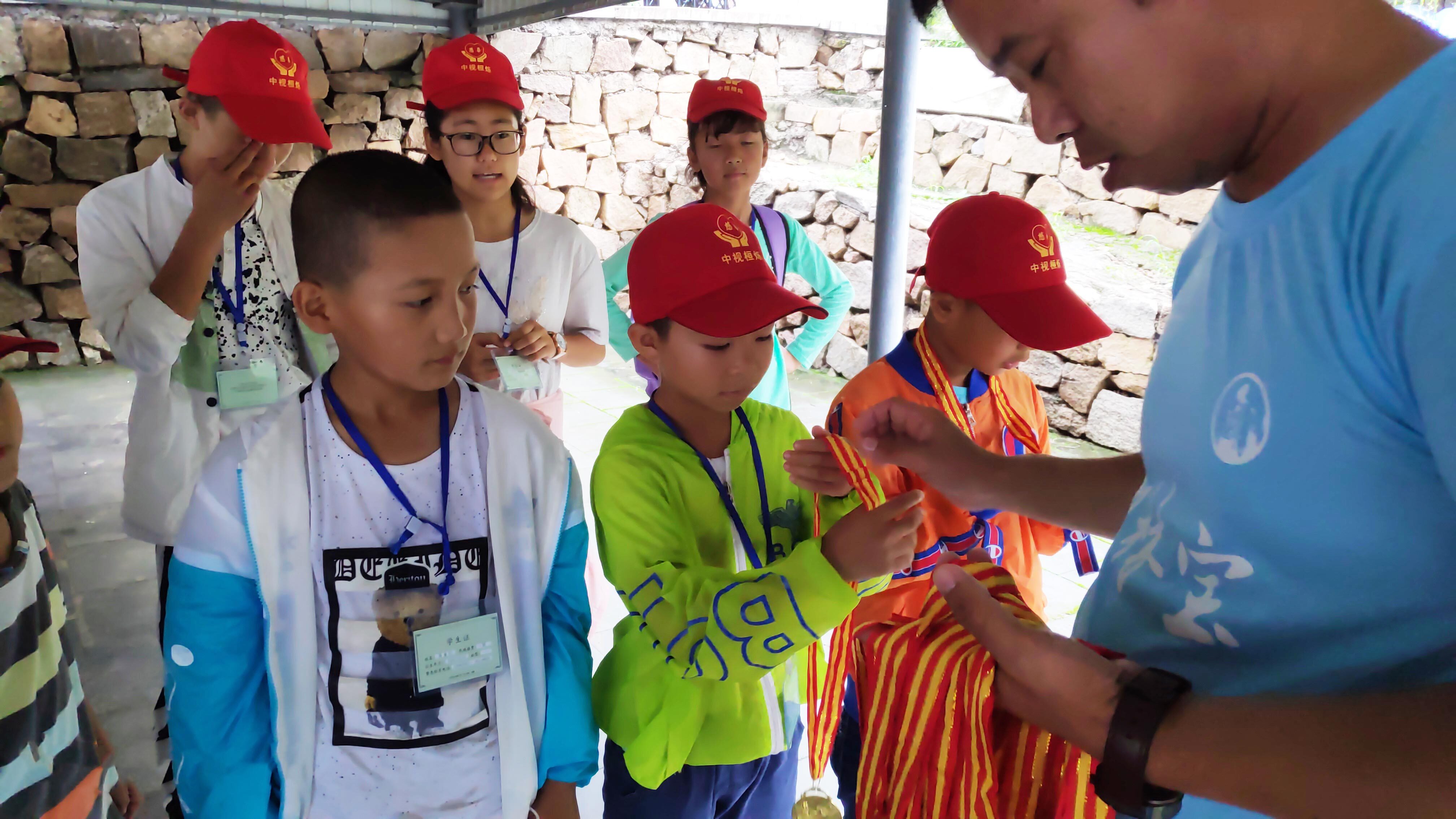 慈善哥李刚发扬公益精神带领贫困师生游长城