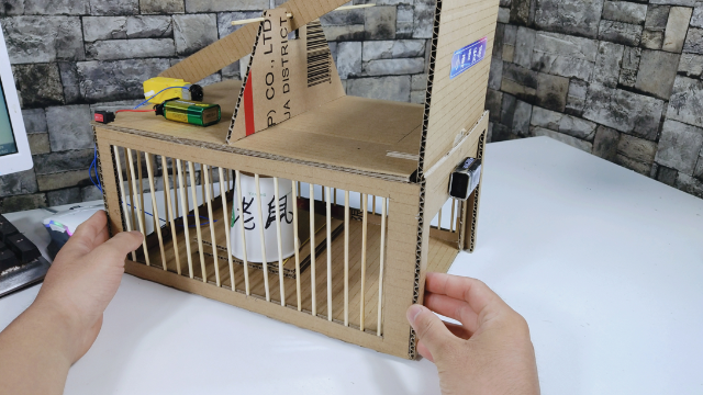 手工达人用纸板自制捕鼠器捕鼠方法很新颖效果很给力