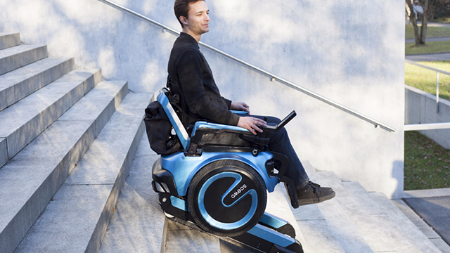 scewo像坦克一样带履带的自平衡轮椅爬楼梯小意思