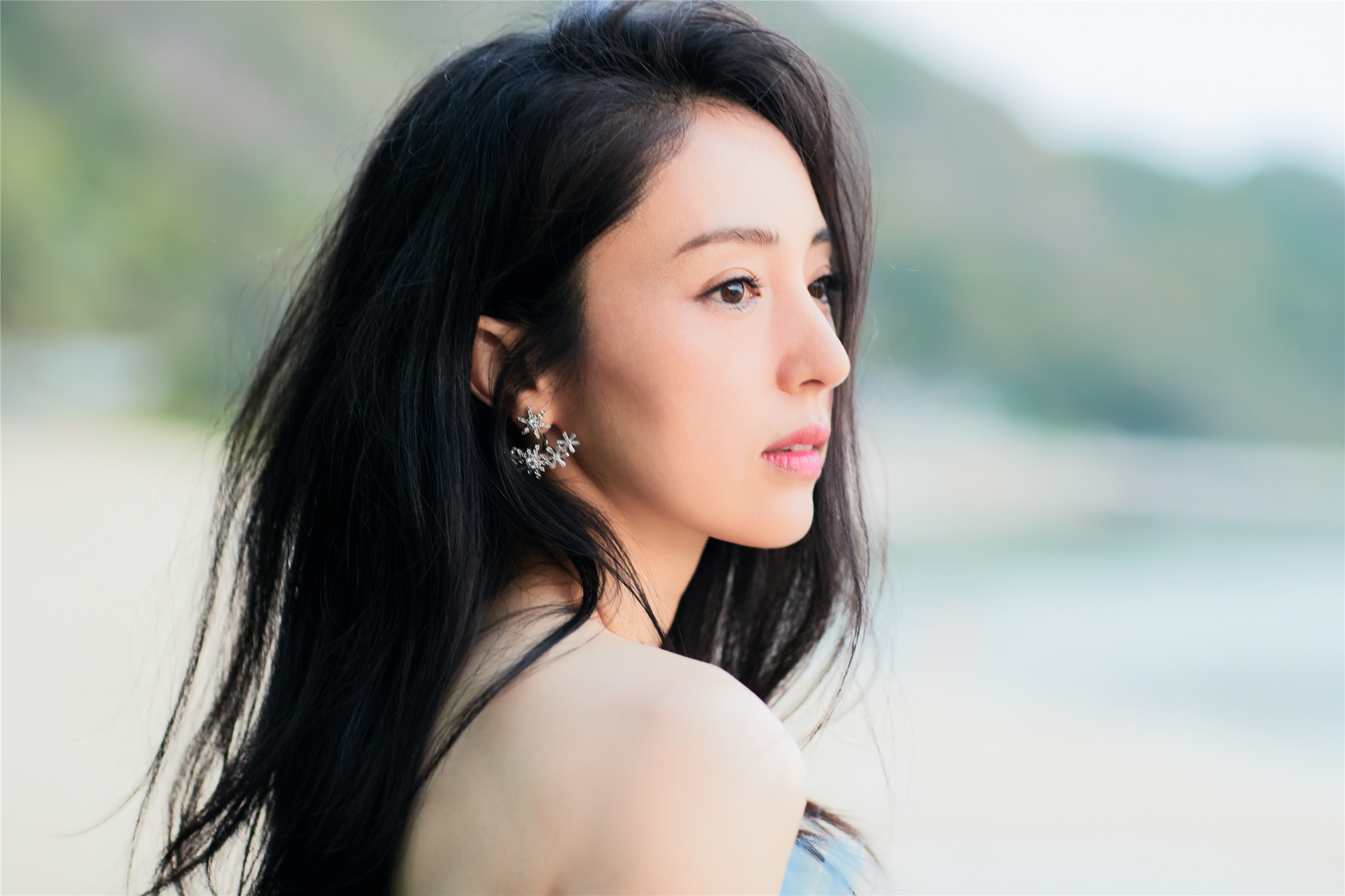 董璇夏日清新写真曝光 随性灵动气质天成