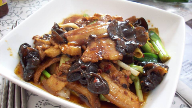 木耳回锅肉回锅肉中的经典鲜嫩可口吃过的都忘不了