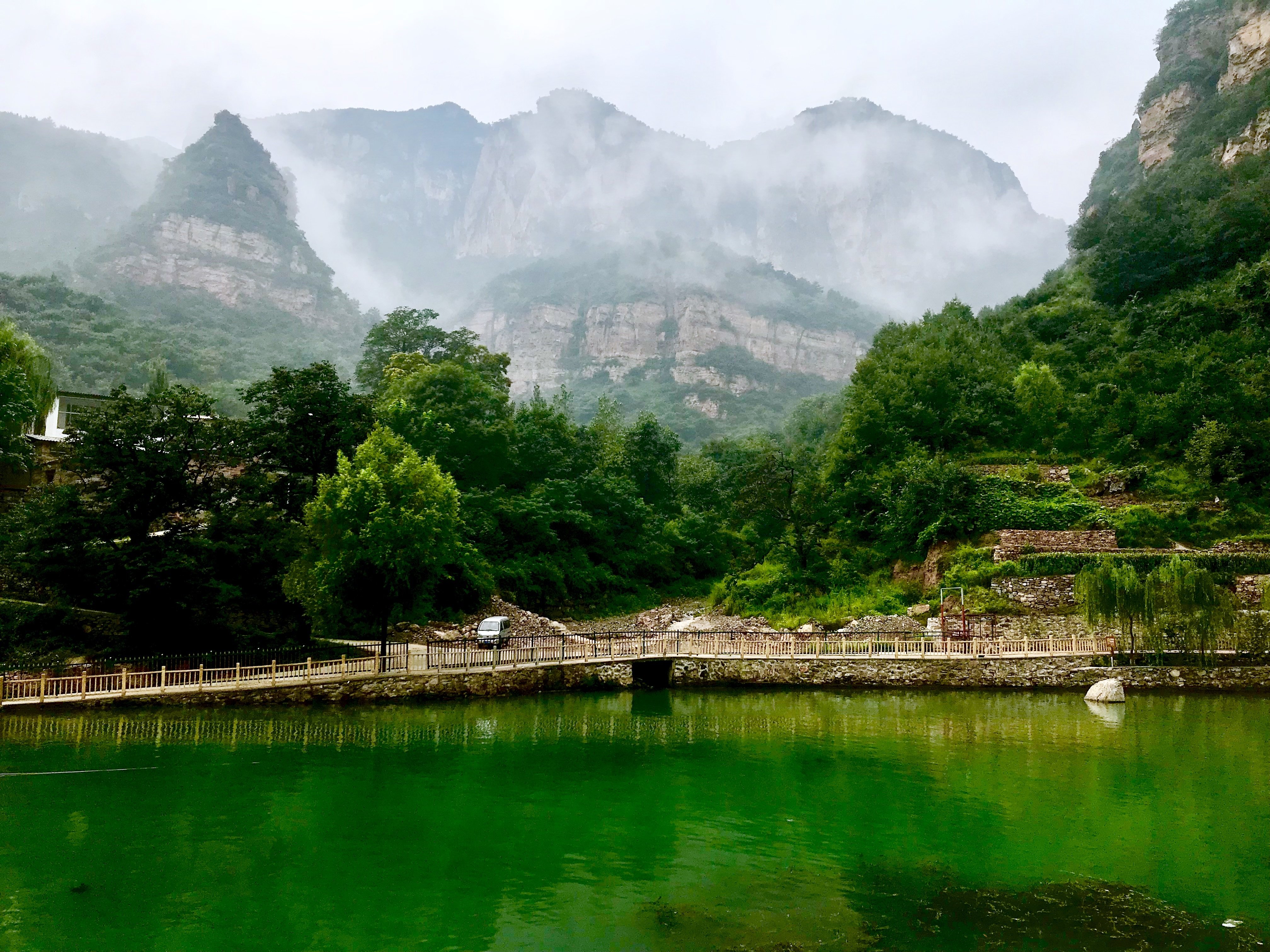 雨中登上仙界山