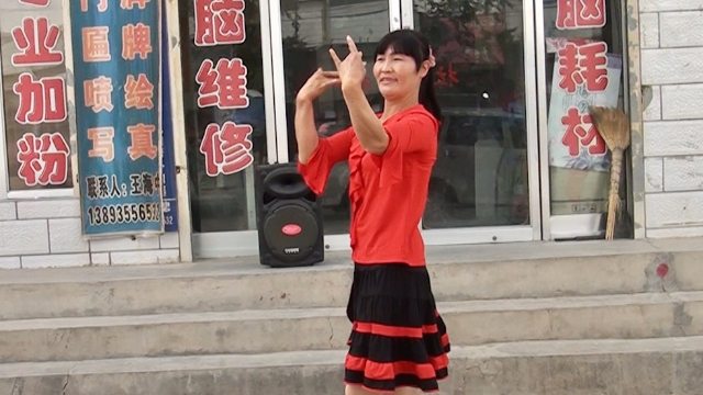 甘肃民勤大妈单人跳广场舞关东情人美舞好看
