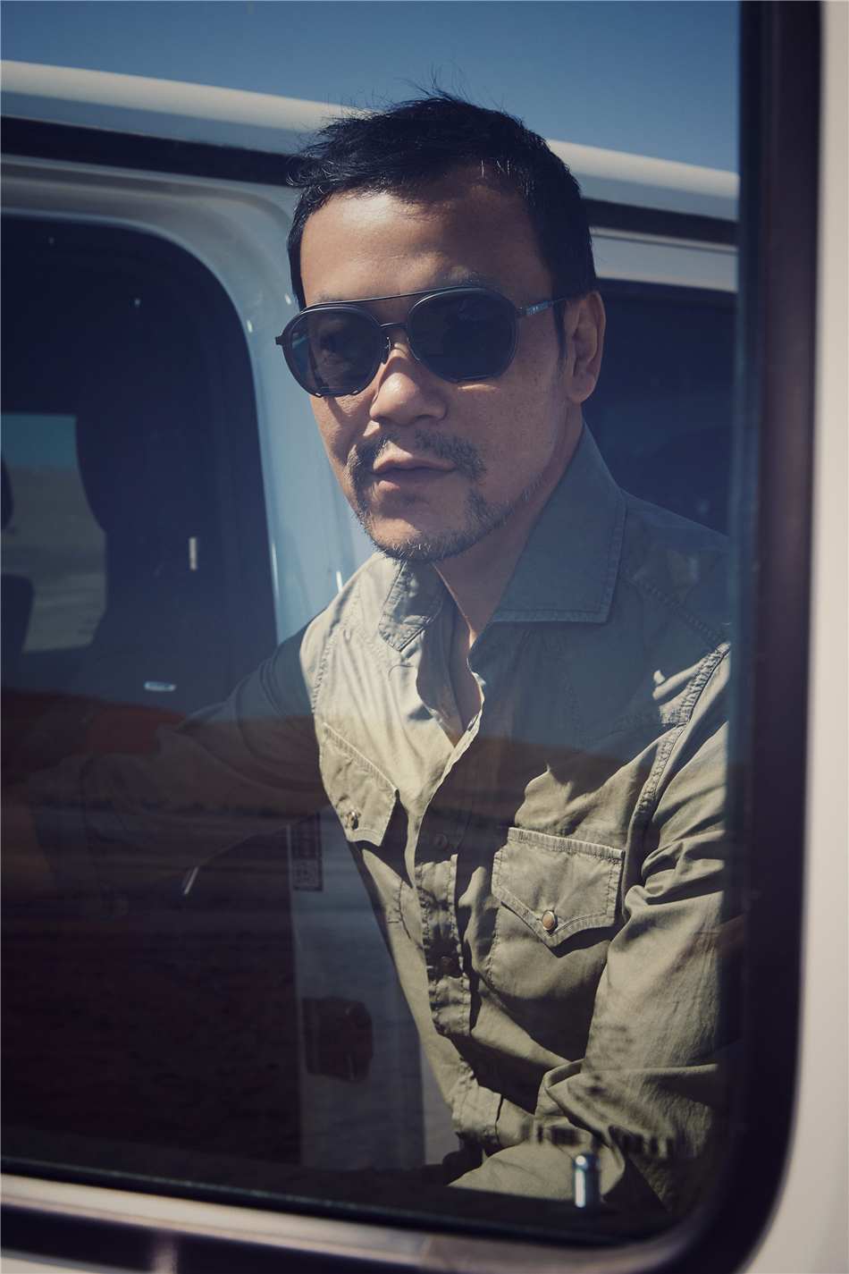 廖凡现身敦煌沙漠 展现"硬汉"态度