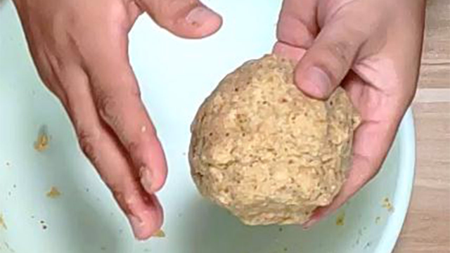 炎热夏季野钓河流水库自制这款拉饵钓鲫鱼,敢说从不空竿