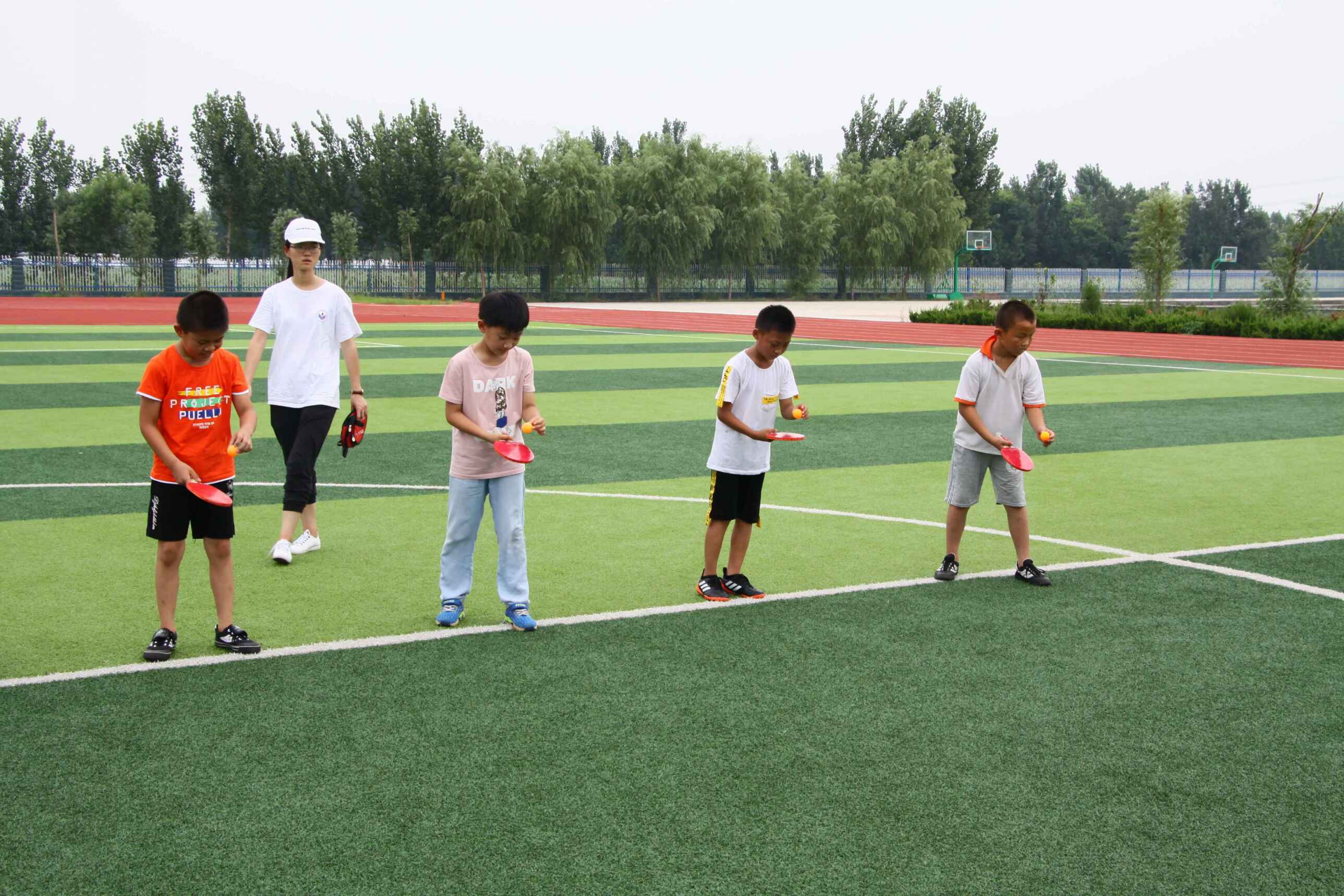 乒乓球接力赛中,各组队员配合默契,小小的乒乓球在他们之间灵活地