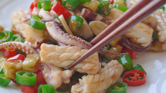 既下酒又下饭的泡椒鱿鱼做法简单酸辣爽口看着都流口水了