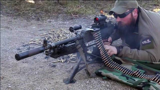 配备消音器的通用机枪数米长弹链打完消音器都烧红了