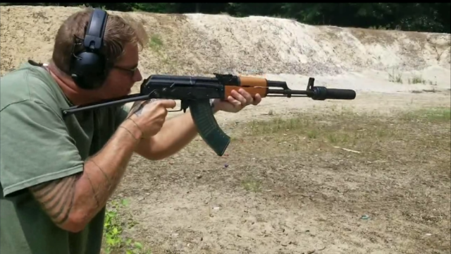 配备消音器的ak47突击步枪,感觉又被游戏里的"