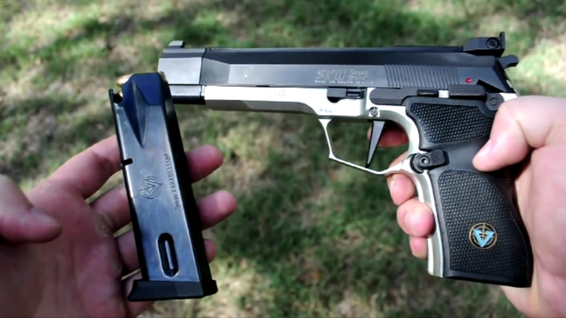 较为少见的维克托sp1半自动手枪弹匣供弹靶场射击测试