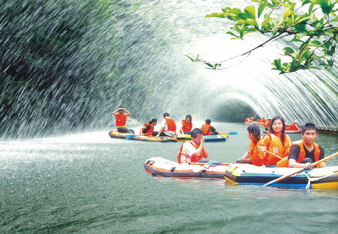 全国首开夜间漂流的景区:鸳鸯溪漂流__凤凰网