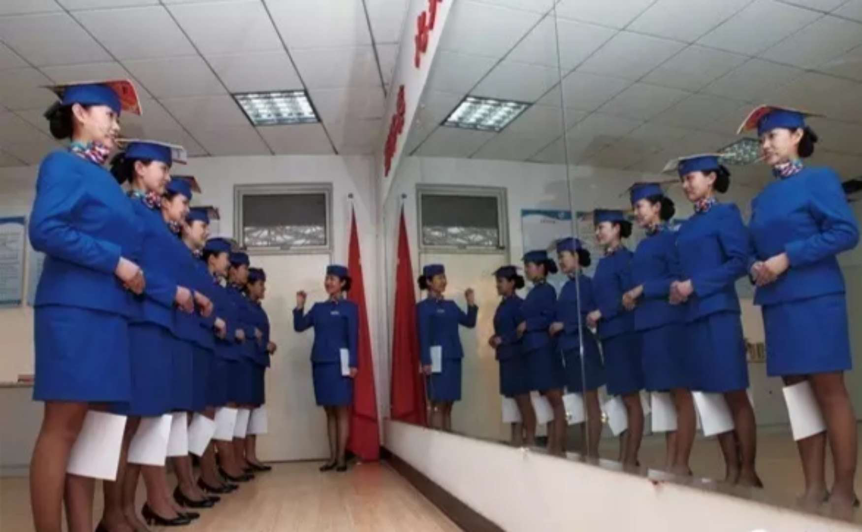 济南空乘培训,空乘礼仪的标准站姿__凤凰网